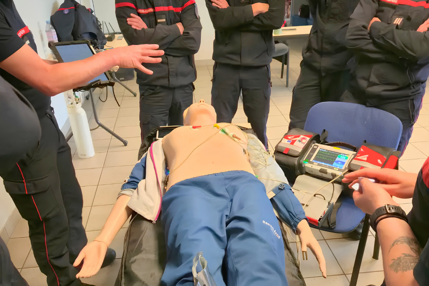 Encadrants accompagnant des Jeunes Sapeurs-Pompiers lors d’un apprentissage pratique dans l’Oise