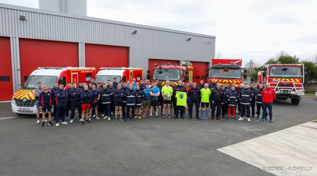 Groupe de sapeurs-pompiers de l’Oise devant un centre de secours
