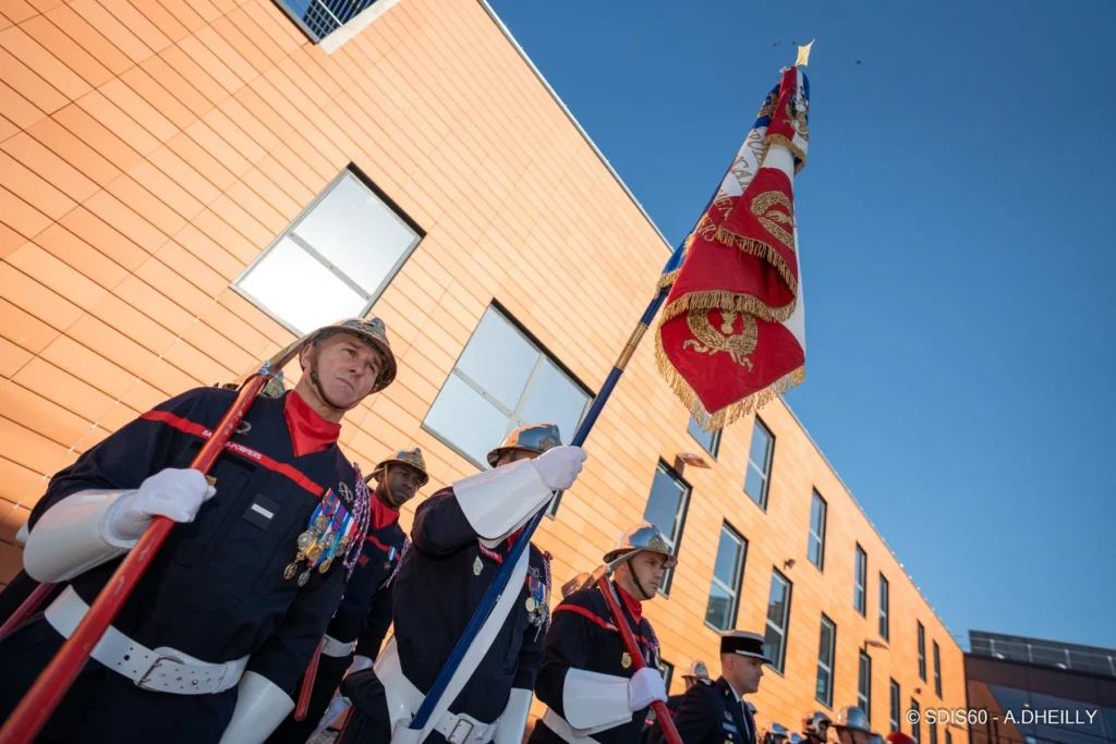 porte-drapeau-sapeurs-pompiers-oise-angle-bas
