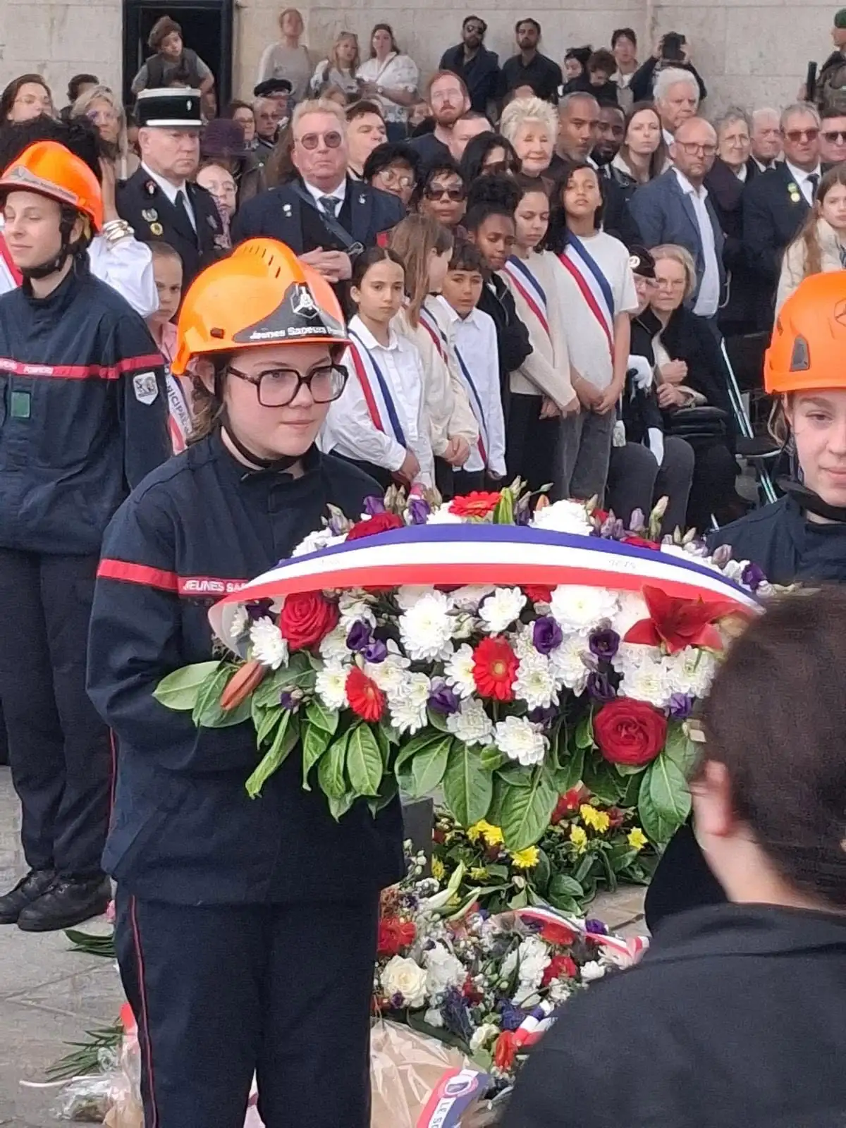 Jeunes sapeurs-pompiers de Clermont au monument du commandant Georges Guesnet